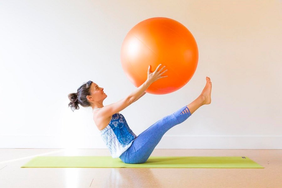 Vì sao Yoga Ball rất tốt cho mẹ bầu và dân văn phòng ? 1